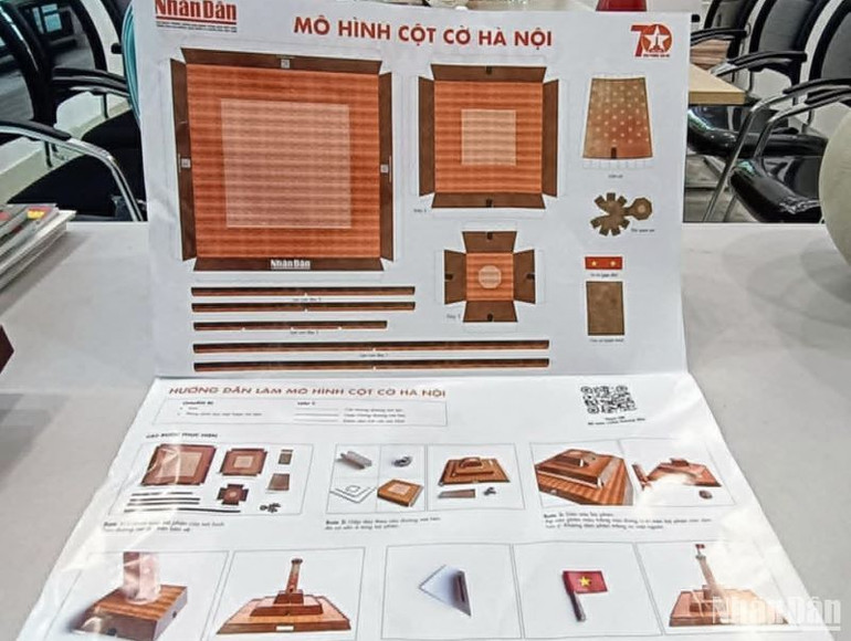 Bạn đọc tương tác bằng cách dùng kéo cắt ghép hình ảnh trên ấn phẩm.