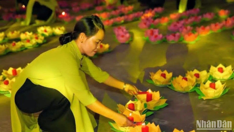 Những bông hoa đăng gửi gắm bao ước nguyện bình an cho mỗi người.