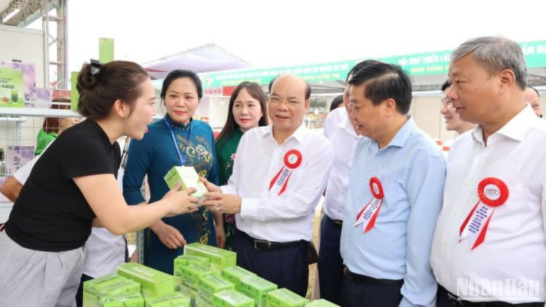 Các đại biểu tham quan gian hàng sản phẩm OCOP.