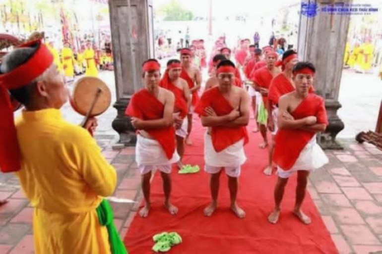 Tái hiện tục múa ếch vồ trong lễ hội chùa Keo Thái Bình. (Ảnh: Nguyễn Thuyên)