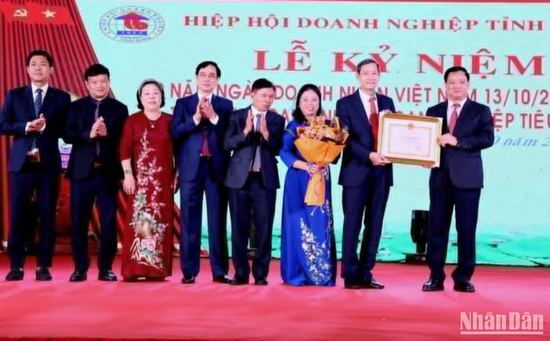 Chủ tịch Ủy ban nhân dân tỉnh Thái Bình Nguyễn Khắc Thận trao Bằng khen cho Hiệp hội Doanh nghiệp tỉnh. Chủ tịch Ủy ban nhân dân tỉnh Thái Bình Nguyễn Khắc Thận trao Bằng khen cho Hiệp hội Doanh nghiệp tỉnh.