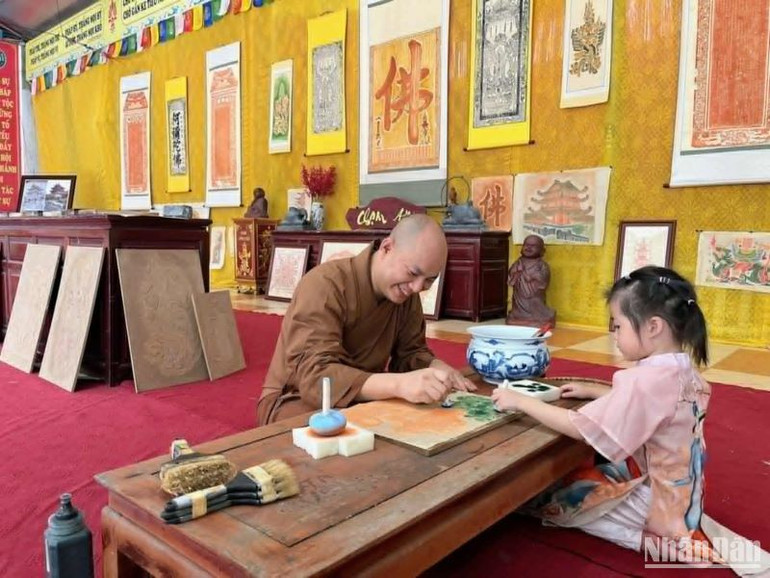 Trải nghiệm in mộc bản tại Lễ hội chùa Keo mùa Thu.