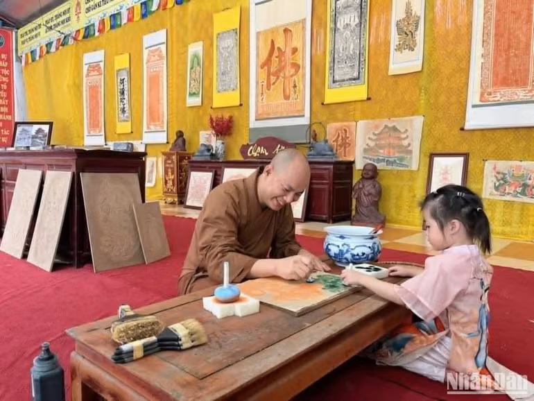 Trải nghiệm in mộc bản tại Lễ hội chùa Keo mùa Thu.