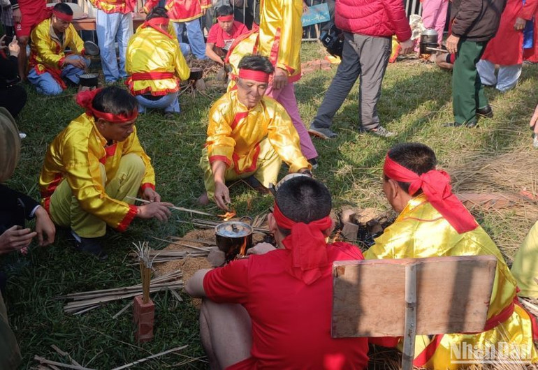 Thổi cơm thi trong lễ hội chùa Keo.