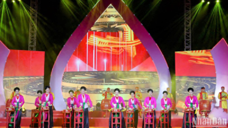 Màn trống hội trong đêm khai mạc Lễ hội chùa Keo mùa Thu.