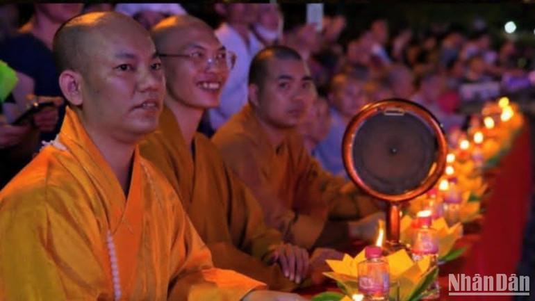 Đại đức, chư tăng, phật tử cùng hoan hỷ trong đêm hội hoa đăng chùa Keo.