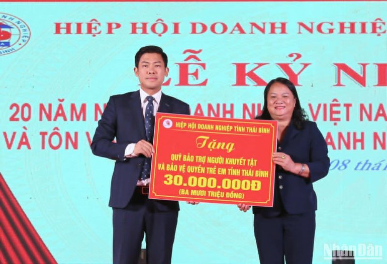 Hiệp hội Doanh nghiệp tỉnh tặng 30 triệu đồng cho Quỹ Bảo trợ Người khuyết tật và Bảo vệ quyền trẻ em tỉnh Thái Bình. Hiệp hội Doanh nghiệp tỉnh tặng 30 triệu đồng cho Quỹ Bảo trợ Người khuyết tật và Bảo vệ quyền trẻ em tỉnh Thái Bình.