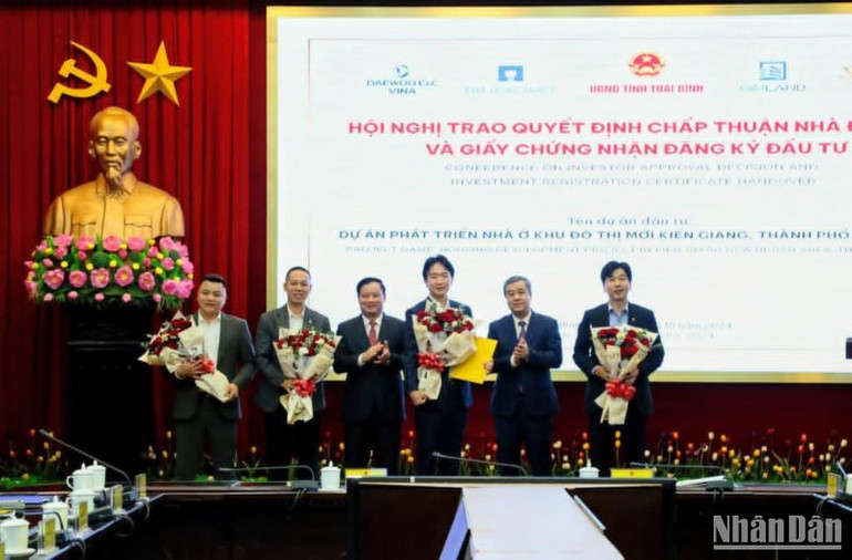 Bí thư Tỉnh ủy Thái Bình Ngô Đông Hải tặng hoa chúc mừng liên danh đầu tư Dự án.