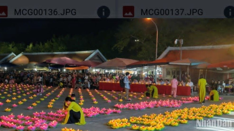 Có 1.008 ngọn hoa đăng đã được thắp lên trong đêm tại chùa Keo Thái Bình.