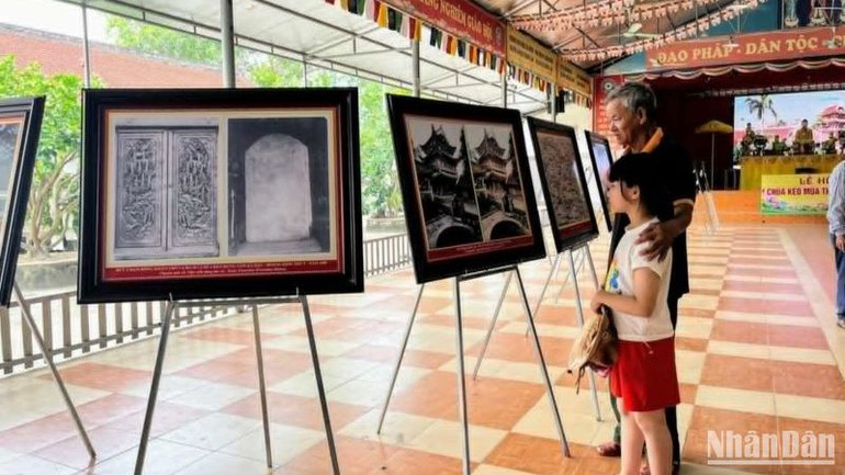 Những tài liệu, hình ảnh xưa về di tích Quốc gia đặc biệt chùa Keo được trưng bày giúp du khách hiểu sâu thêm về giá trị lịch sử, văn hóa nổi bật của di tích.