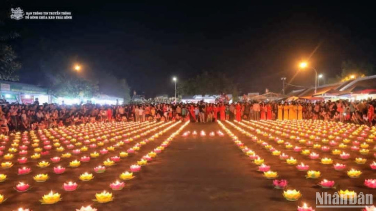 Đêm huyền diệu tại Lễ hội chùa Keo mùa thu đang diễn ra trong 8 ngày (từ 12/10 đến 19/10/2024).