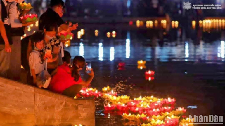 Hội hoa đăng là dịp nguyện cầu cho quốc thái dân an, gia đình ấm no hạnh phúc, mọi sự viên mãn, hanh thông.