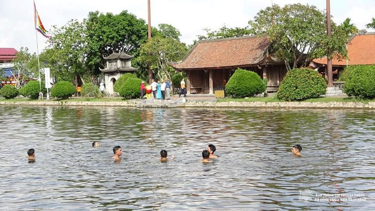 Thi bắt vịt trên hồ trong Lễ hội chùa Keo mùa Thu. (Ảnh: Nguyễn Thuyên)