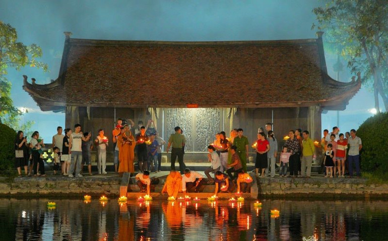 Thả hoa đăng trong Lễ hội chùa Keo mùa Thu ở Thái Bình. (Ảnh: Nguyễn Thuyên)