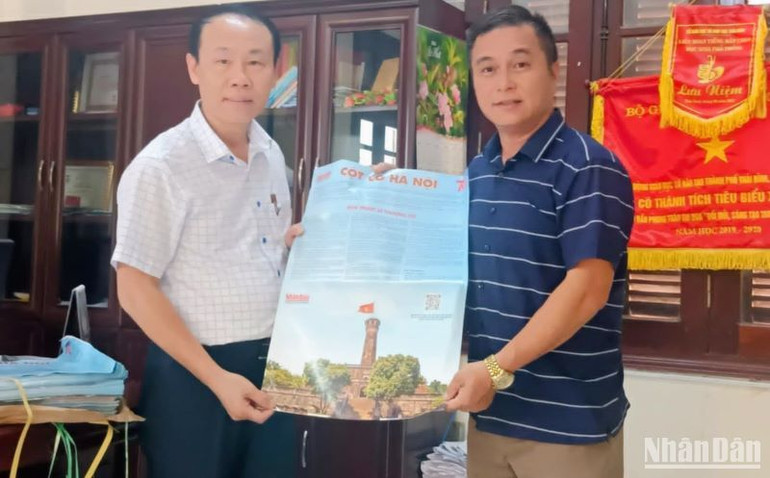 Trao tặng hơn 1.000 ấn phẩm đặc biệt "Cột cờ Hà Nội" cho Phòng Giáo dục và Đào tạo thành phố Thái Bình (tỉnh Thái Bình).