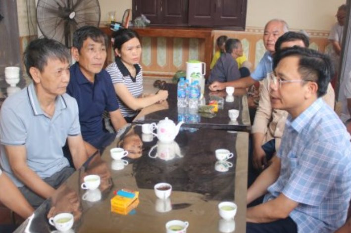 Lãnh đạo huyện Hoằng Hóa động viên gia đình nạn nhân sớm vượt qua đau thương, ổn định cuộc sống.