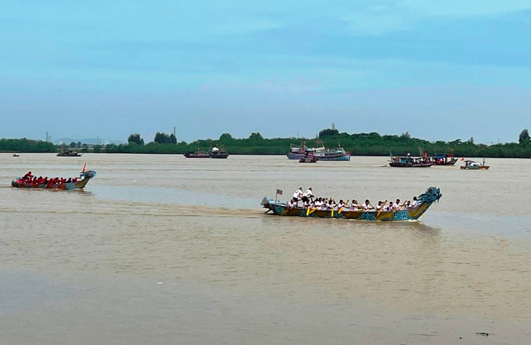 Thi bơi trải trên sông Mã ở phường Quảng Tiến, thành phố Sầm Sơn.