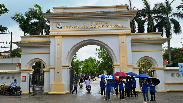 Đoàn trường trung học phổ thông Quảng Xương I triển khai đội hình thanh niên tình nguyện.