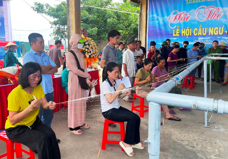 Các phụ nữ vùng duyên hải Sầm Sơn thi đan lưới.
