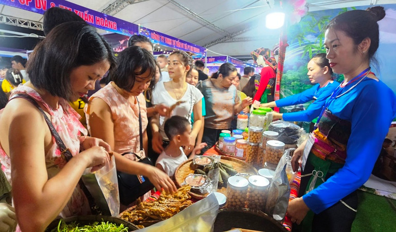 Khách hàng chọn mua sản phẩm của huyện Quan Hóa, tỉnh Thanh Hóa.