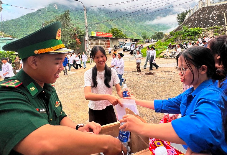 Bộ đội và thanh niên cấp phát nước uống cho thí sinh huyện vùng cao Mường Lát.