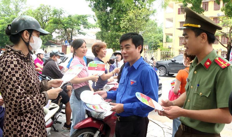 Lãnh đạo Tỉnh Đoàn Thanh Hóa trò chuyện, tặng quạt cho phụ huynh thí sinh.