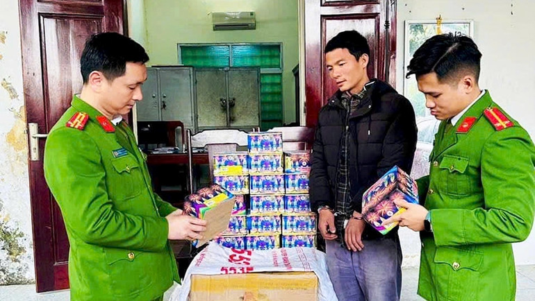 Công an huyện Vĩnh Lộc đấu tranh với hành vi mua bán, tàng trữ, sử dụng pháo trái phép.