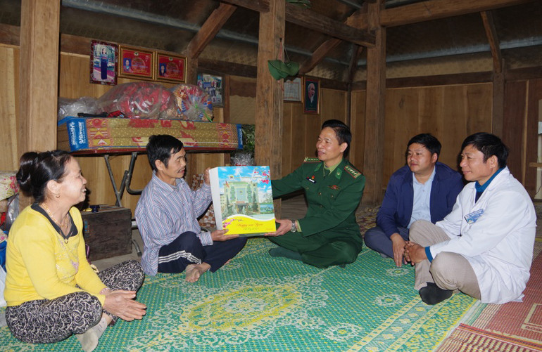 Bộ đội Biên phòng tặng quà cho hộ dân xã biên giới Pù Nhi.