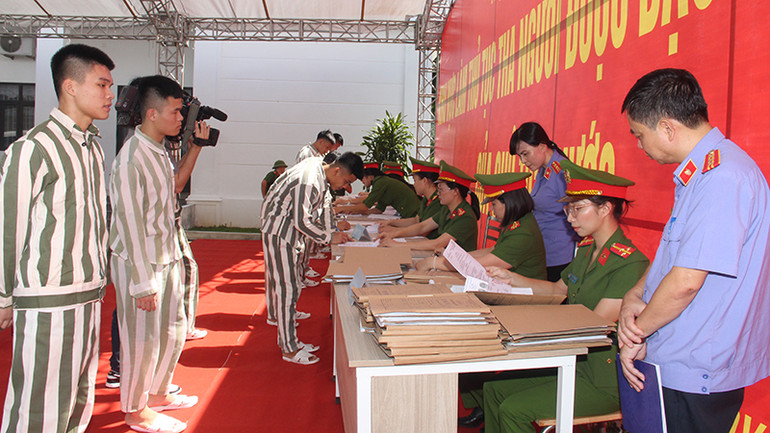 Cơ quan chức năng giám sát, hoàn tất thủ tục liên quan đối với phạm nhân được đặc xá. Cơ quan chức năng giám sát, hoàn tất thủ tục liên quan đối với phạm nhân được đặc xá.