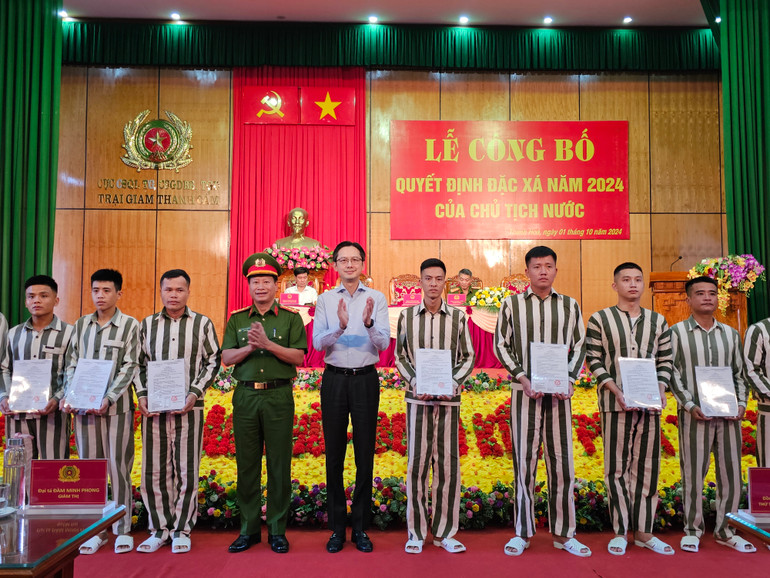 Ủy viên Hội đồng đặc xá Trung ương trao Giấy chứng nhận đặc xá cho các cá nhân. Ủy viên Hội đồng đặc xá Trung ương trao Giấy chứng nhận đặc xá cho các cá nhân.