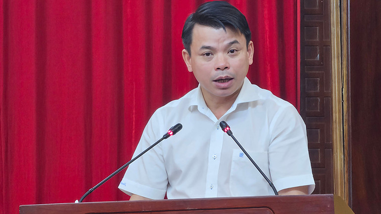 Lãnh đạo huyện Mường Lát thảo luận tại hội nghị.