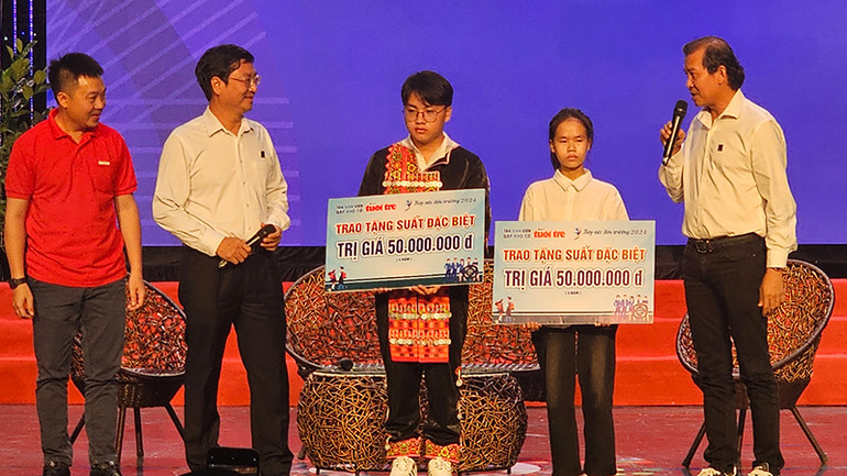 Nhà tài trợ trao học bổng đặc biệt cho 2 tân sinh viên.