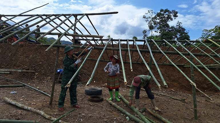 Lực lượng chức năng dựng nơi ở tạm cho người dân bản Ún, xã Mường Lý, huyện Mường Lát cư trú, tránh sạt lở.