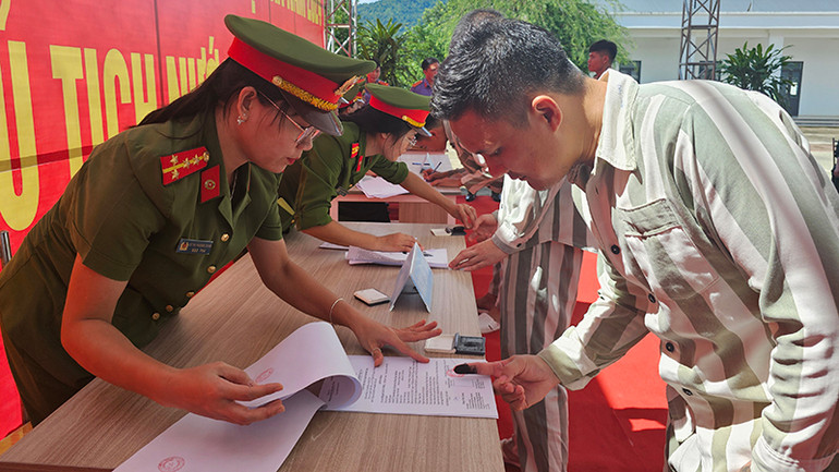 Giám thị Trại giam Thanh Cẩm hướng dẫn người được đặc xá hoàn tất thủ tục liên quan. Giám thị Trại giam Thanh Cẩm hướng dẫn người được đặc xá hoàn tất thủ tục liên quan.