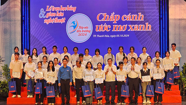 Lãnh đạo Ban Tuyên giáo Tỉnh ủy Thanh Hóa cùng đại biểu trao học bổng cho sinh viên.