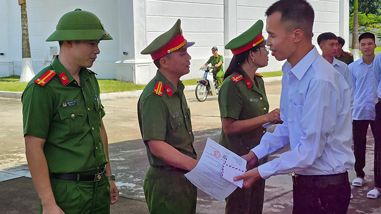 Người được hưởng đặc xá chia tay các giám thị Trại giam Thanh Cẩm. Người được hưởng đặc xá chia tay các giám thị Trại giam Thanh Cẩm.