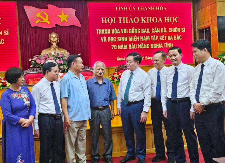 Lãnh đạo Ban Tuyên giáo Trung ương trao đổi với các đại biểu, nhân chứng lịch sử.