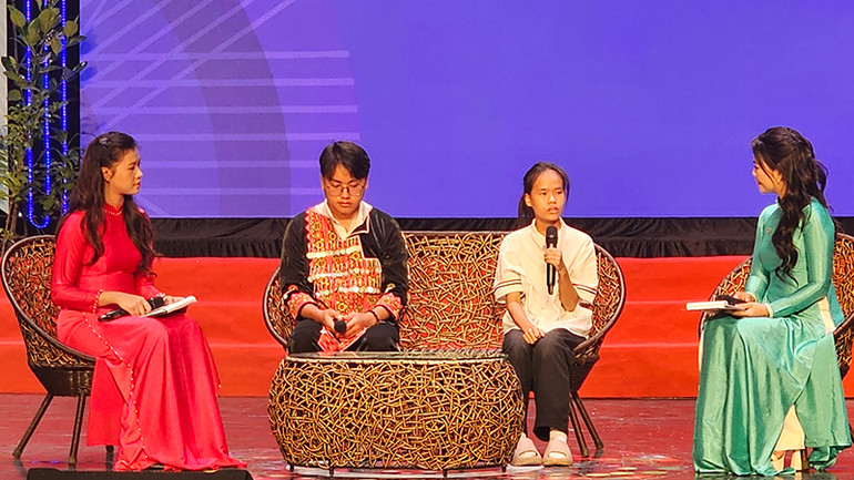 Sinh viên giao lưu tại diễn đàn.