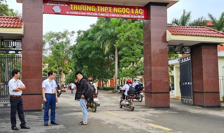 Cổng trường trung học phổ thông Ngọc Lặc ở huyện cửa ngõ miền tây tỉnh Thanh Hóa.