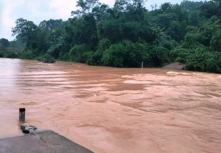 Tràn Cửa Dụ ở huyện miền núi Thường Xuân ngập nước sáng 6/6.