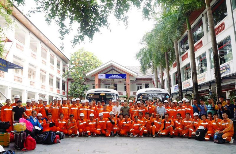 Cán bộ, kỹ sư, người lao động Điện lực Thanh Hóa ra quân hỗ trợ thi công đường dây 500 kV mạch 3.