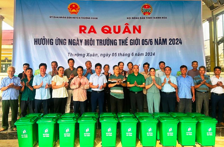 Hội Nông dân tỉnh Thanh Hóa tặng thùng chứa rác cho nông dân ở huyện Thường Xuân. Hội Nông dân tỉnh Thanh Hóa tặng thùng chứa rác cho nông dân ở huyện Thường Xuân.