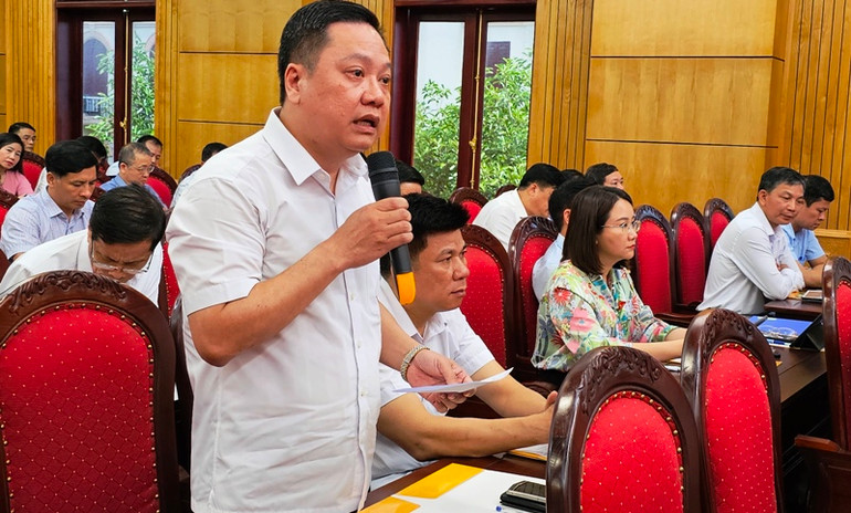 Đại biểu Hội đồng nhân dân tỉnh Thanh Hóa chất vấn tại phiên họp. Đại biểu Hội đồng nhân dân tỉnh Thanh Hóa chất vấn tại phiên họp.