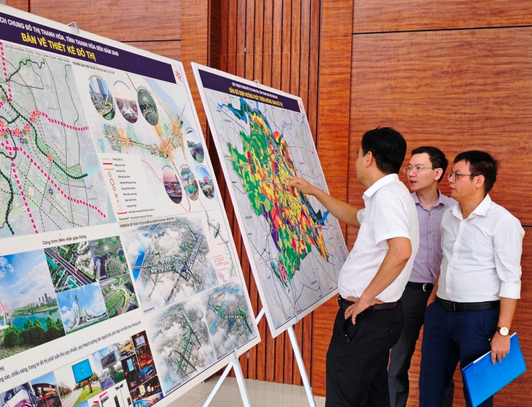 Cán bộ, người dân tìm hiểu về quy hoạch không gian, thiết kế đô thị thành phố Thanh Hóa.