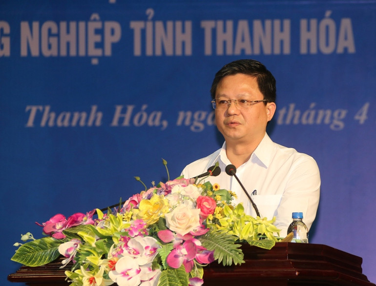 Đại diện Ban quản lý Khu kinh tế Nghi Sơn và các Khu công nghiệp tỉnh Thanh Hóa trả lời, giải đáp ý kiến, kiến nghị của người lao động.