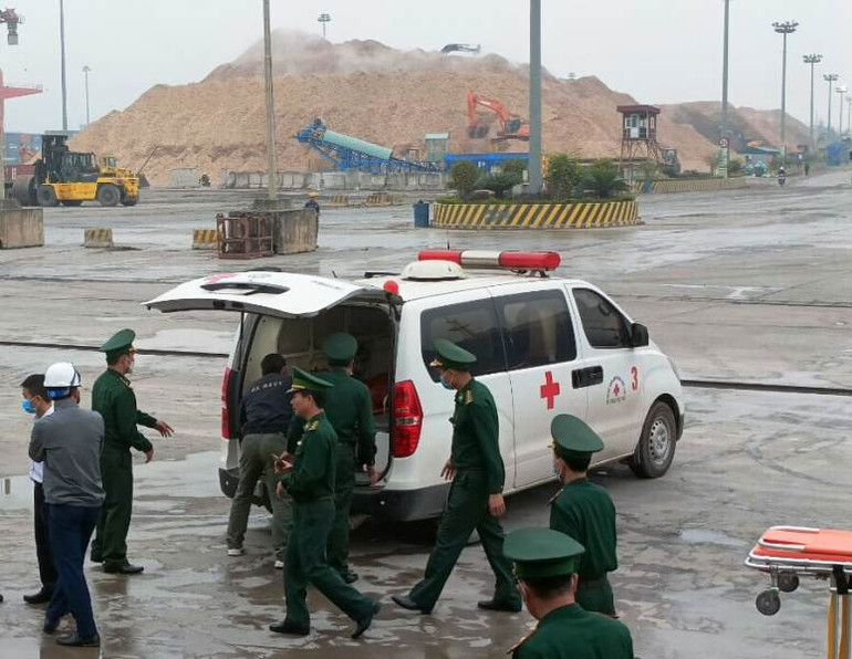 Xe cấp cứu đón, đưa nạn nhân đến cơ sở y tế cấp cứu.