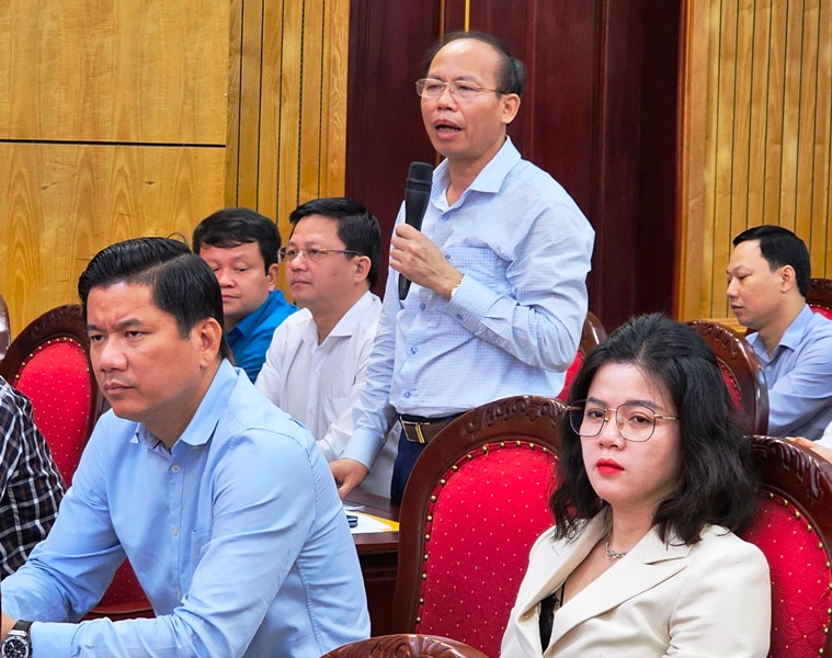 Đại diện cơ quan thuế sẻ chia khó khăn với doanh nghiệp. Đại diện cơ quan thuế sẻ chia khó khăn với doanh nghiệp.