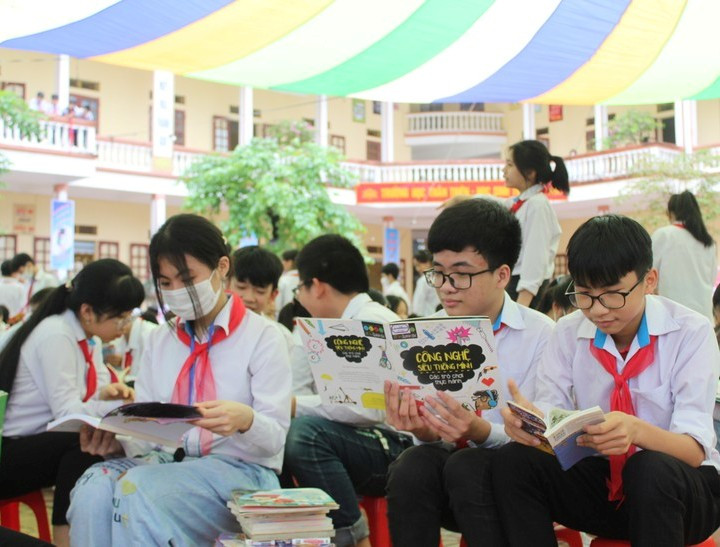 Học sinh huyện Yên Định đọc các ấn phẩm sách.