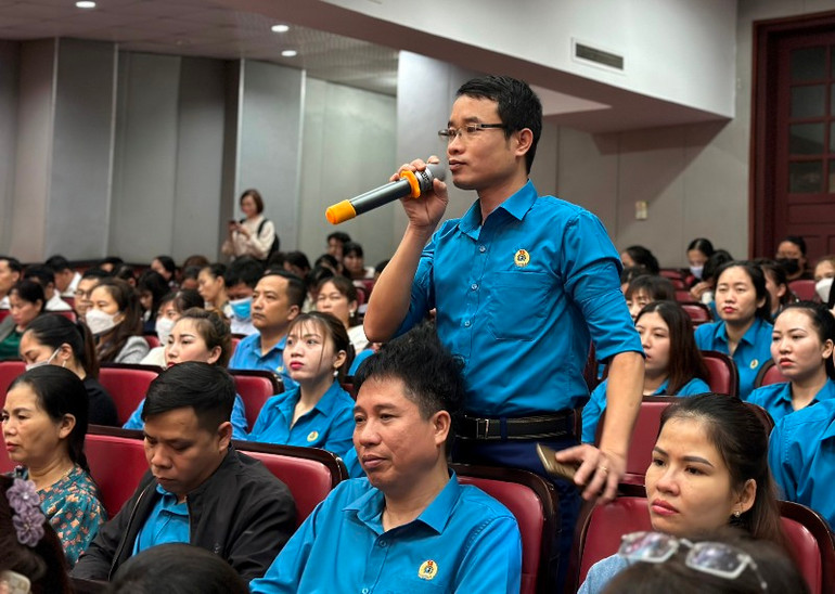 Công nhân Công ty Trách nhiệm hữu hạn Giầy RollSphort Việt Nam phát biểu tại buổi đối thoại.