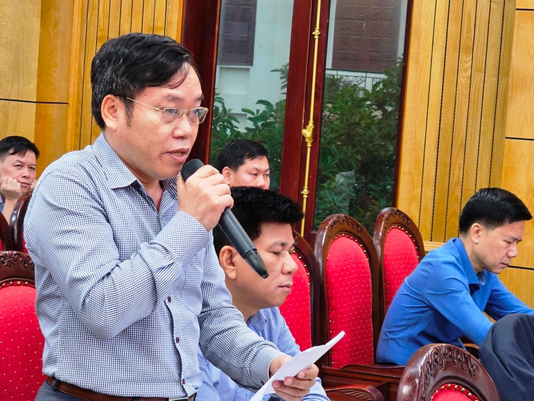 Đại biểu Hội đồng nhân dân tỉnh Thanh Hóa, Cầm Bá Chái chất vấn tại phiên họp. Đại biểu Hội đồng nhân dân tỉnh Thanh Hóa, Cầm Bá Chái chất vấn tại phiên họp.